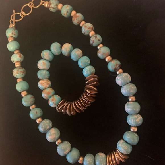 Multi strand seed bead necklace with natural horn toggle - Picture 4 of 5